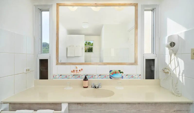 antigua-holidays-hawksbill-oceanfront-room-bathroom